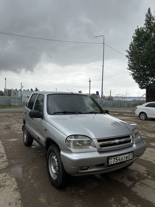 Chevrolet niva машина