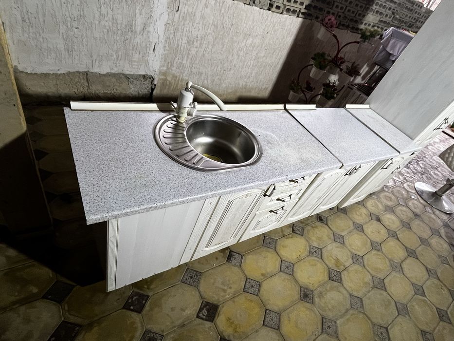 Продам кухонный гарнитур белый