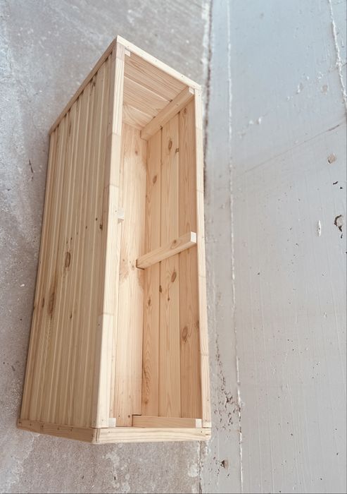 Vand jardiniere din lemn masiv