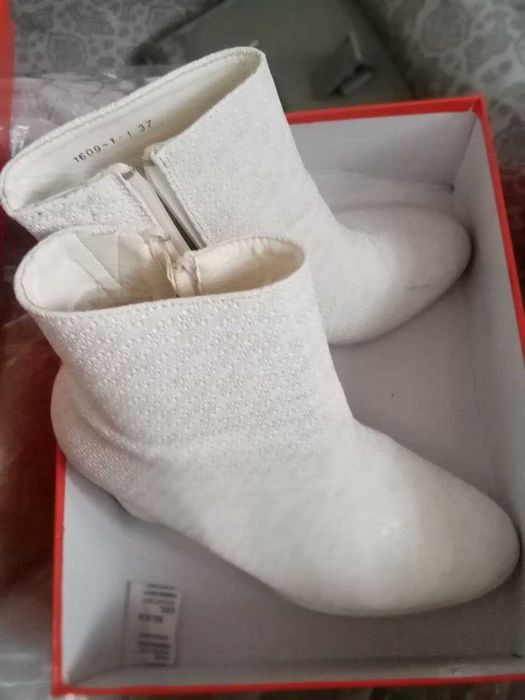 Etiklar oq rangda. Yangi. 38 hajmi. Полусапожки белые. Свадебные.