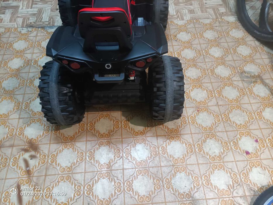 Акумулаторен джип moni