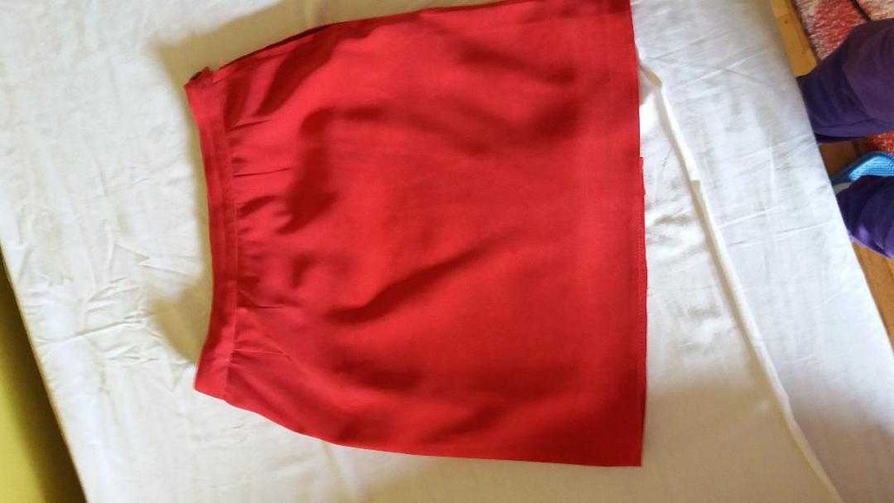 Fusta scurta din stofa subtire, catifelata, rosie, captusita.