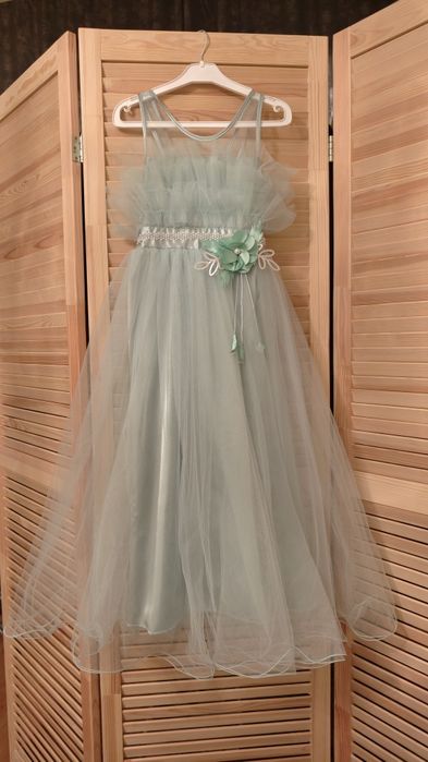 Платье на девочку нарядное 8-9 лет