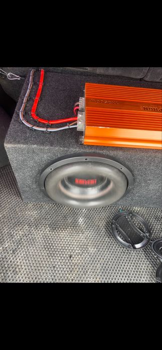 Продам сабвуфер и магнитолу качает нормально