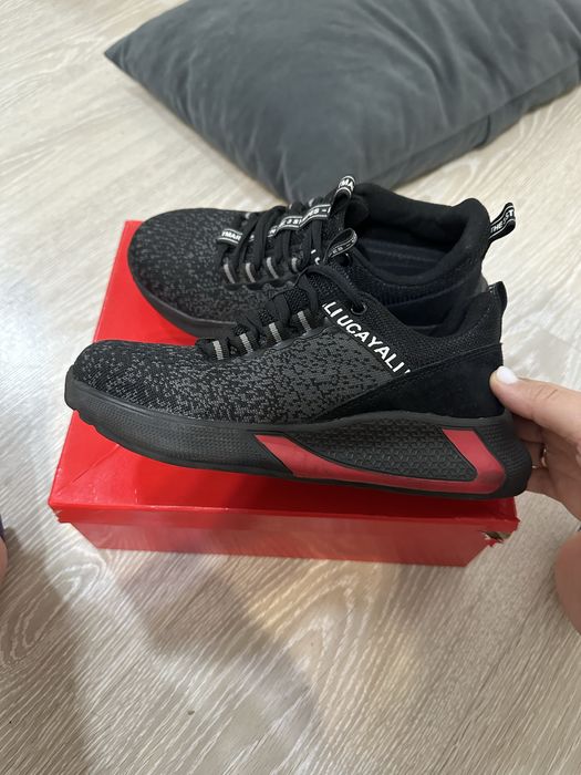 Продам рабочие кроссовки