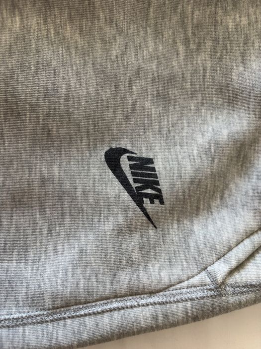Pantaloni Nike Tech gri M originali