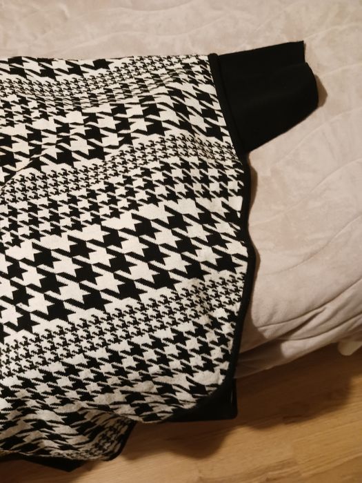 Продавам пончо и черно яке PUMA