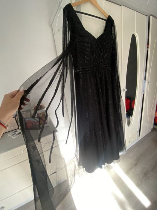 Rochie elegantă neagră, cu paiete si mâneci din tull