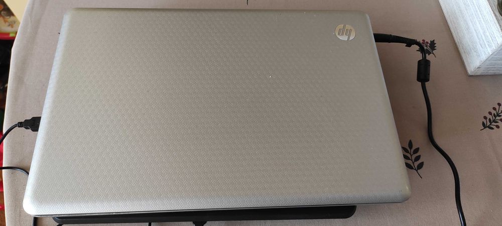 Лаптоп HP с подложка за охлаждане и мишка