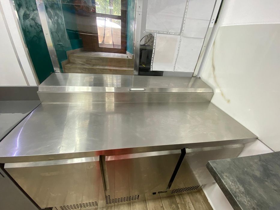 Masă frigorifică profesională Hendi 380L cu vitrină ingrediente – inox, aproape nouă, factură