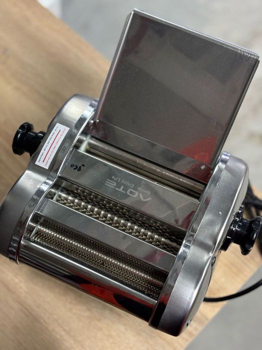 Тестораскаточная машина с насадкой лапшарезки