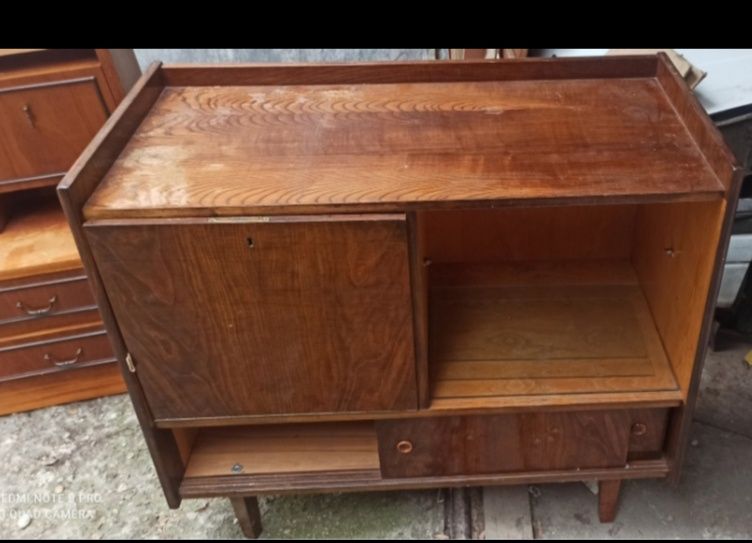 Ретро бар шкаф със стъклена витрина