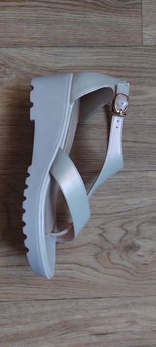 Продам босоножки