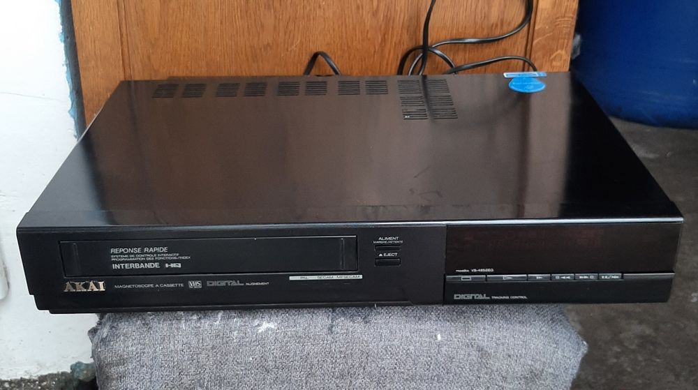 Vând videorecorder akai  în stare bună