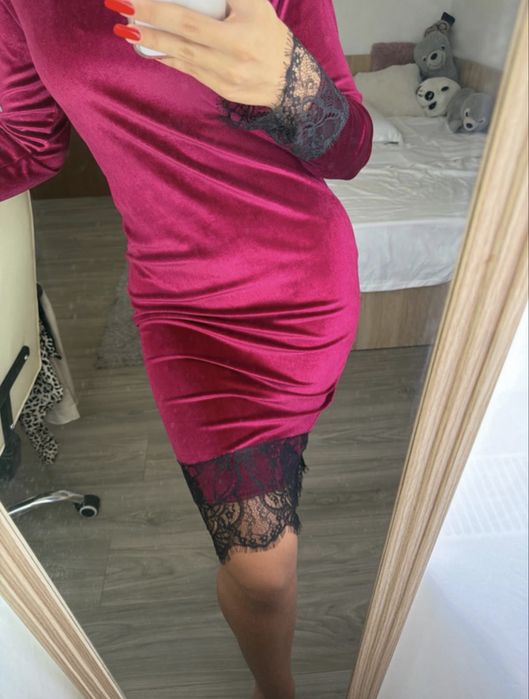 Rochie burgundie din catifea cu dantela neagra