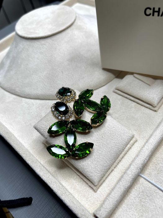 зелени обеци шанел chanel емералд красиви висящи с чантичка