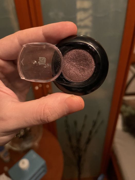 Хайлайтър на Chanel,сенки под формата на кубче