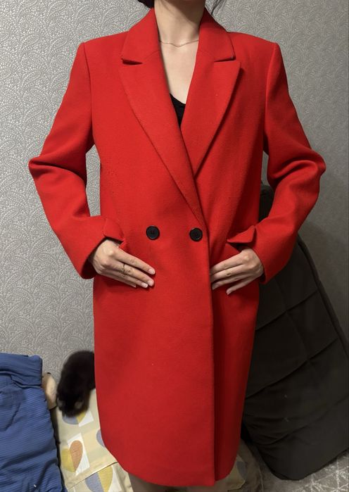 Пальто красное, женское