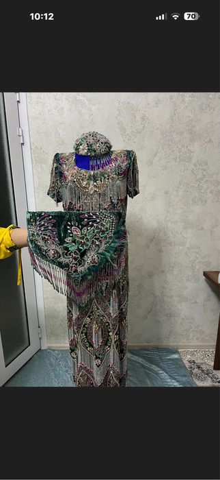 2 разных платья но одинаковых цветов