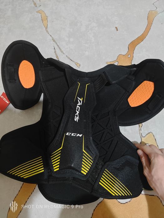 Нагрудник CCM Tacks 7092 SR черный M