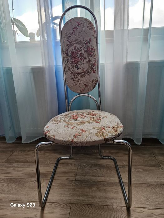 Vând 4 scaune plus masa extensibila lemn masiv