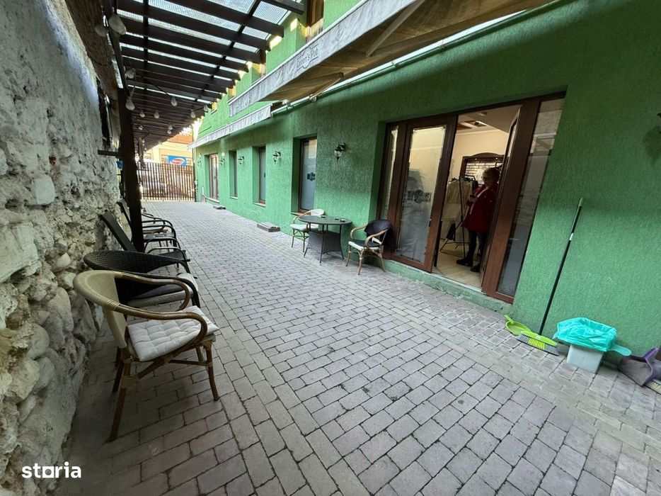 Spatiu comercial+locuinta la mansarda,3 dormitoare, living,5 bai, tere