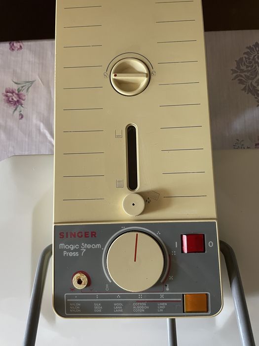 Утюг- пресс для домашнего использования.