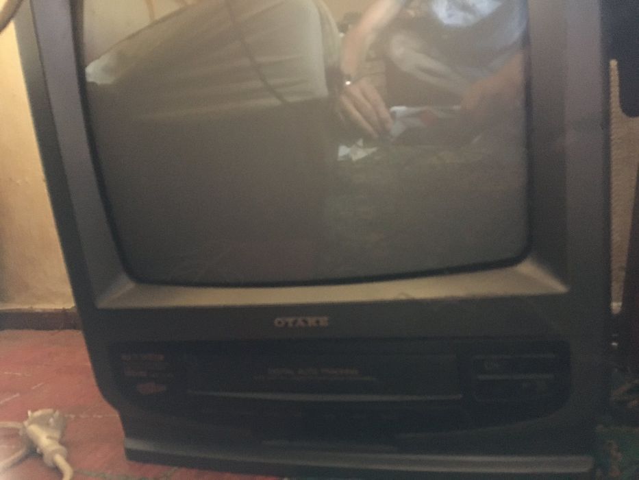 Два броя телевизори