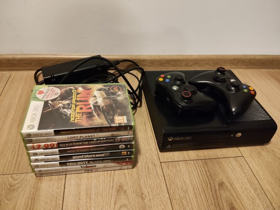 Vând Xbox 360 E HDD 500 GB 2 controlere +jocuri