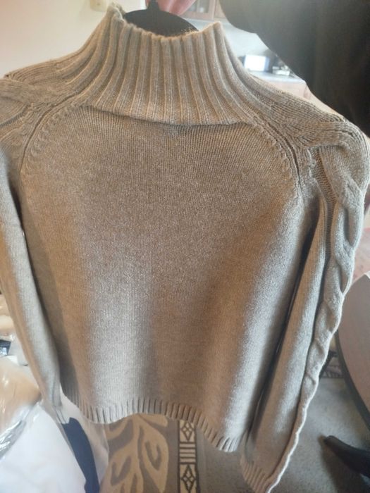 Пуловери в сиво и бежово