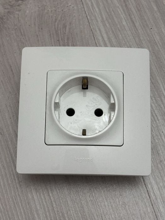 Розетки и выключатели Legrand б/у, в отличном состоянии, цвет белый