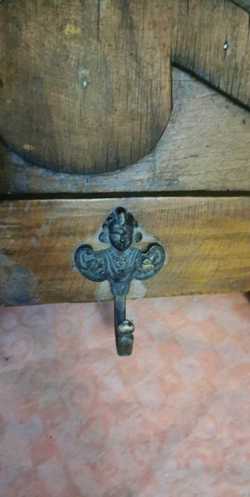 Polita cuier din lemn sculptat cu agatatoare din bronz