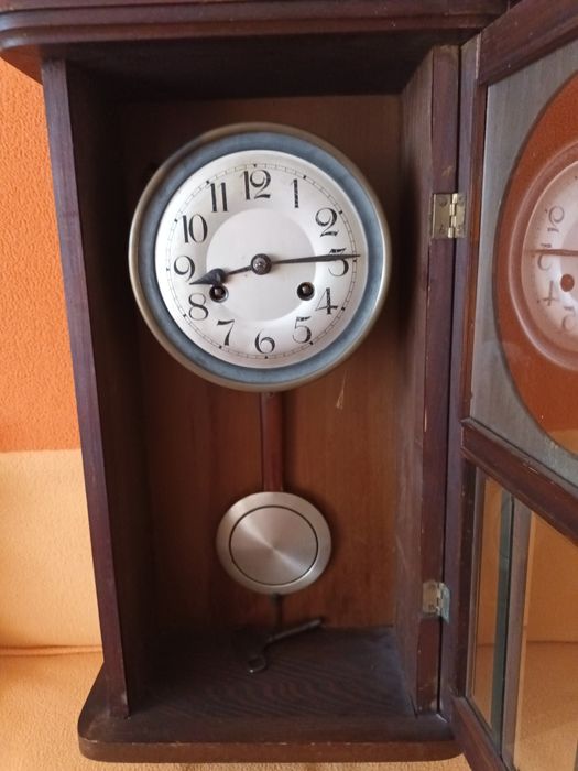 Ceas cu pendul vechi perfect funcțional