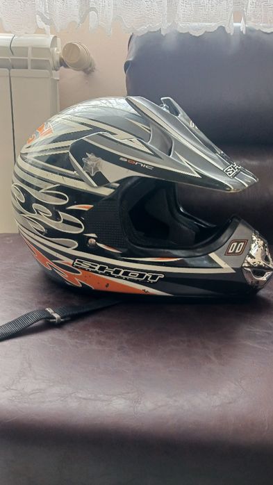 Кожено яке и каски за моторите.