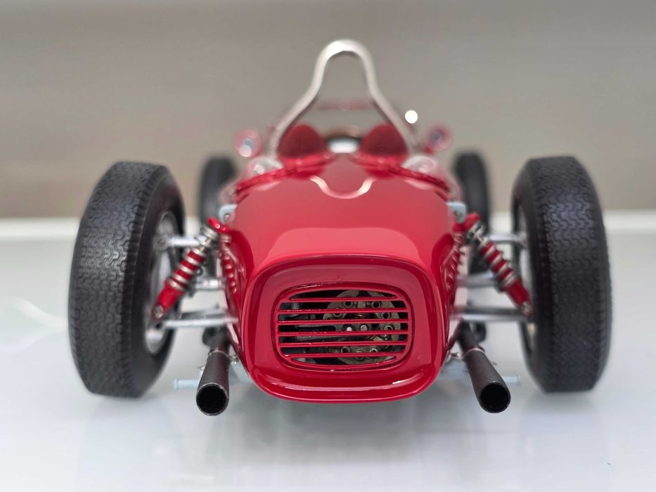 Macheta Auto 1/18 CMC Ferrari Dino 156 F1 Sharknose Formel 1 Weltmeister 1961