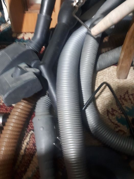 Продам  на запчасти  пылесосы