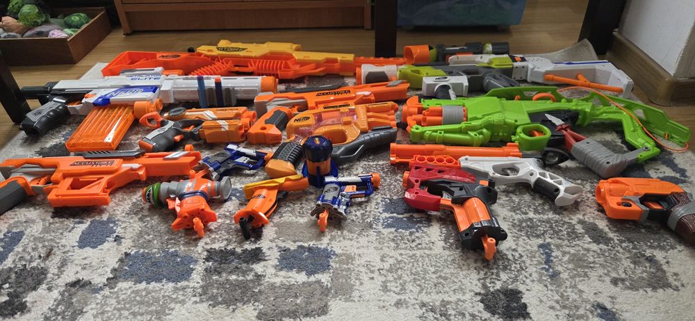 Lot puști , pistoale si accesorii Nerf