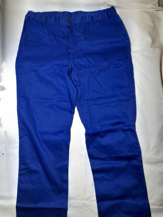 Pantaloni de salopeta nr 60  sunt Noi