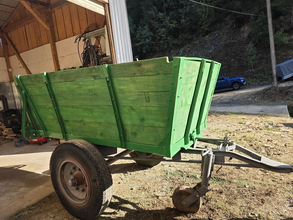 Remorca tractor o axa cu basculare mecanica