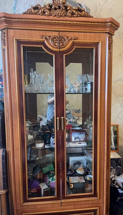 Продам винтажную горку- витрину