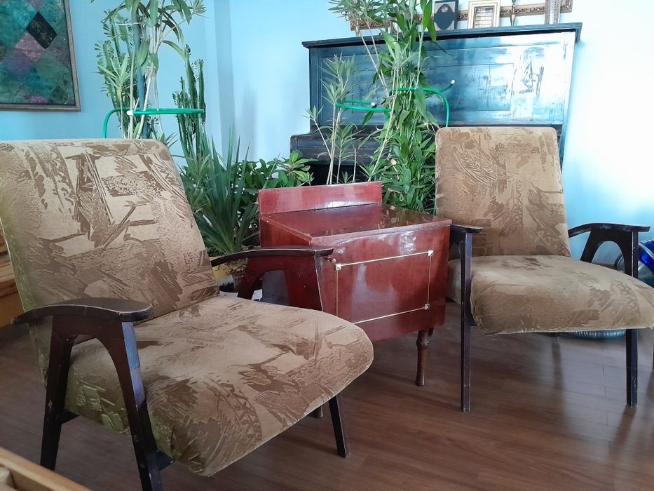 2 антикварных  кресла и тумбочка  в отличном  состоянии! Без торга.