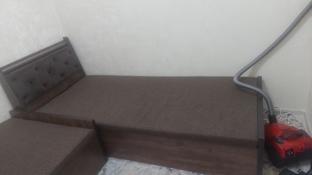 Krovat sotiladi. Yangi. Ishlatilmagan. Xonaga sig'madi, torlik qildi.