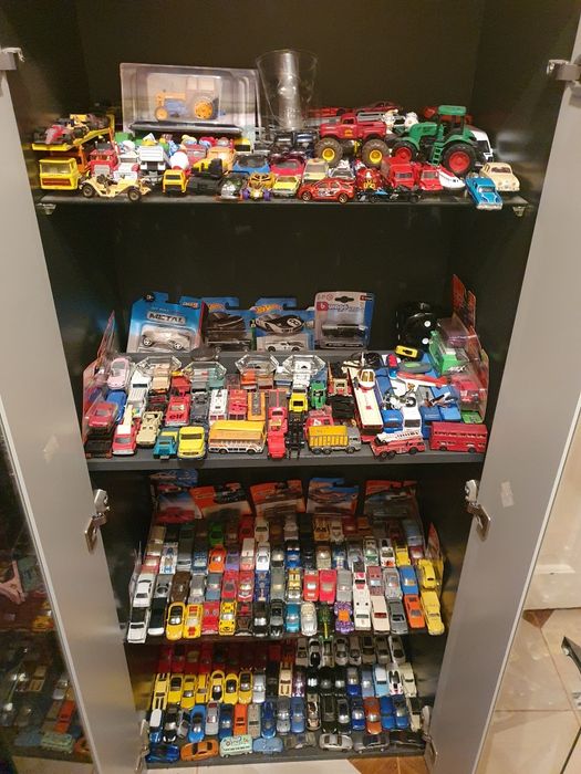 Vand colectie mașinuțe din metal.