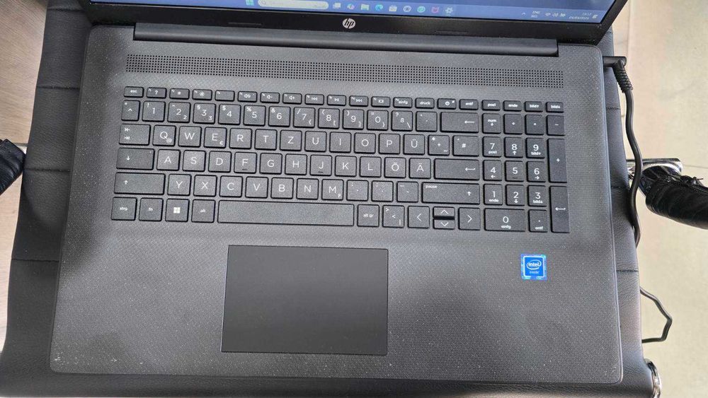 Лаптоп HP 17.3" HD+ 256GB SSD , 8GB RAM