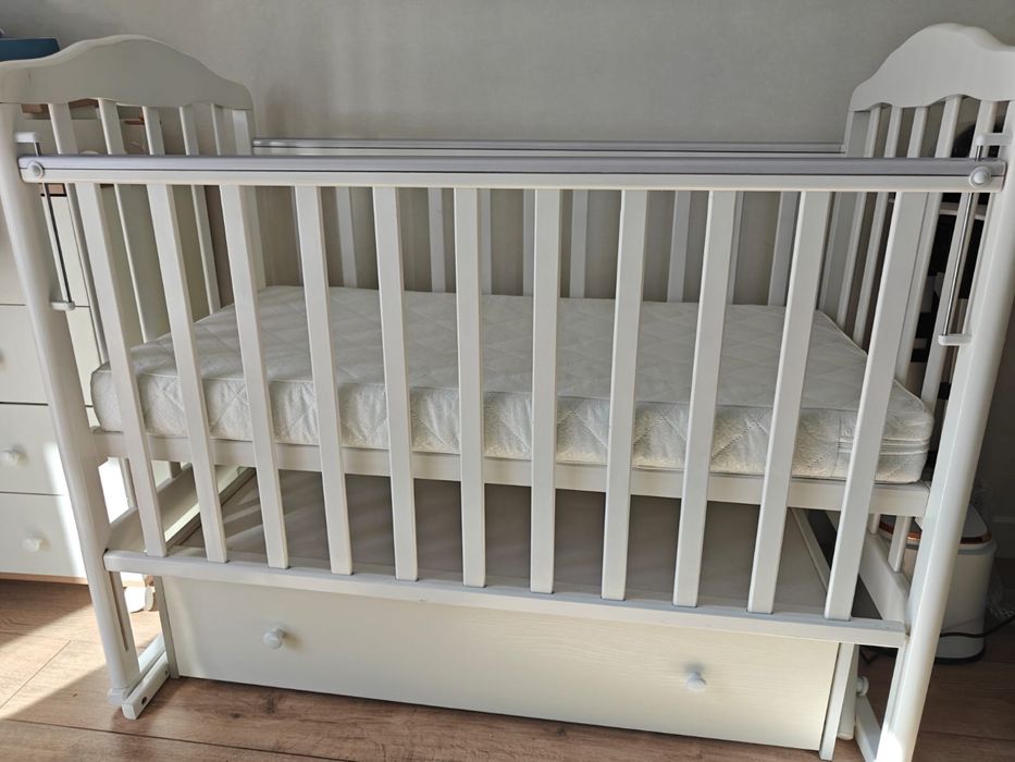 Детская кроватка с матрасом и комодом
