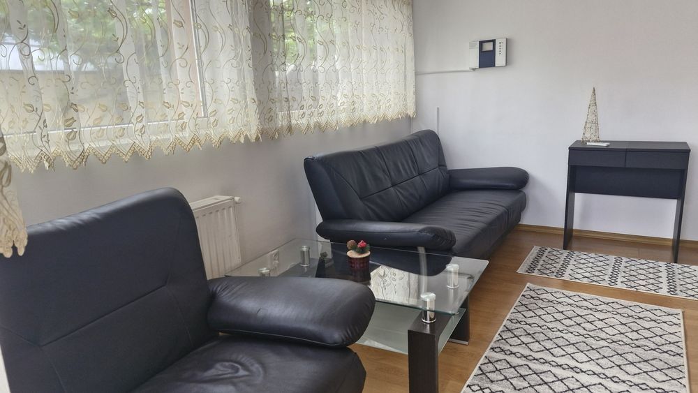 Casa la curte cu garaj