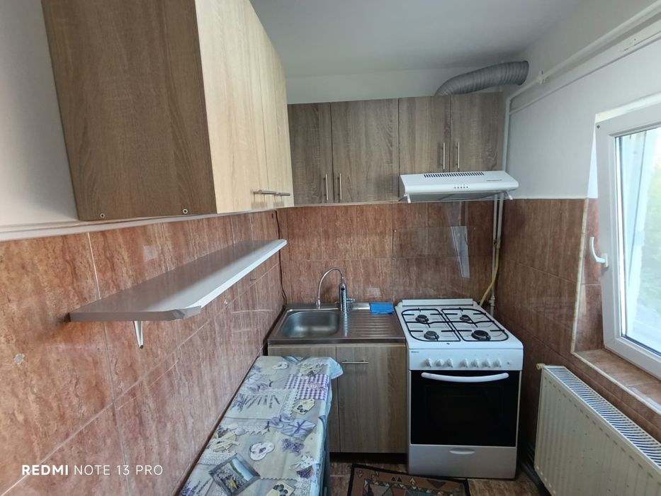 Închiriez garsonieră et.1 complet utilată