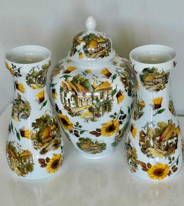 Винтидж сет от три големи порцеланови вази