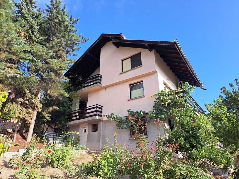 Масивна триетажна къща - село Храбрино