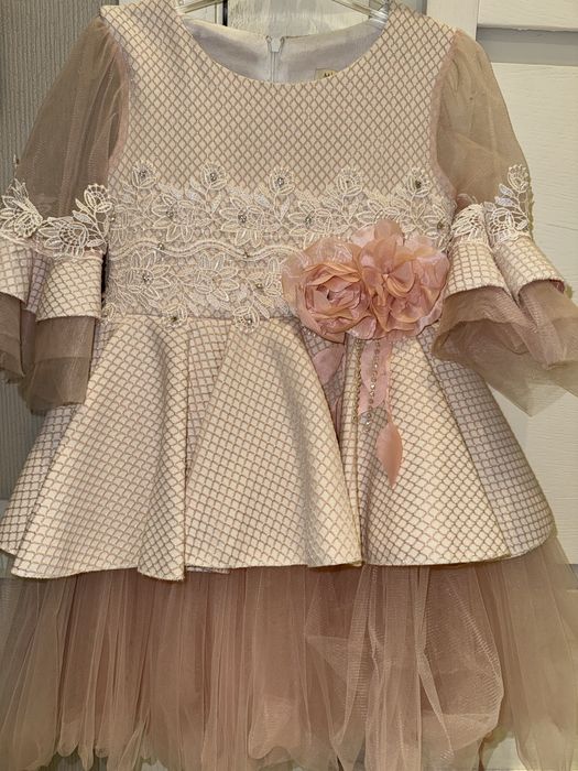 Продается нарядное платье для девочки